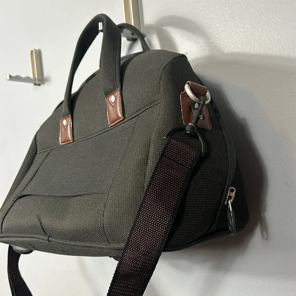 Voyager Luggage Hand Carry/ Shoulder Bag Army Green